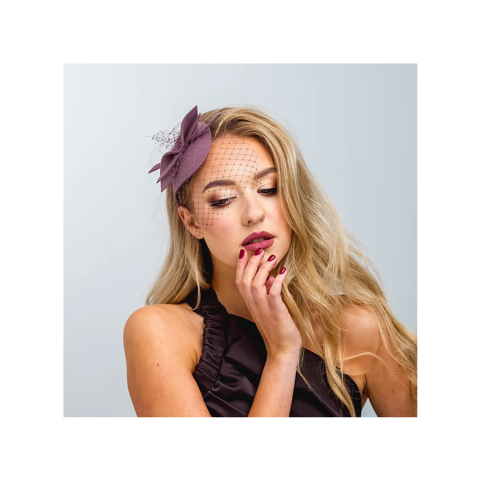 Mini kapelusik w kolorze brudnego różu.