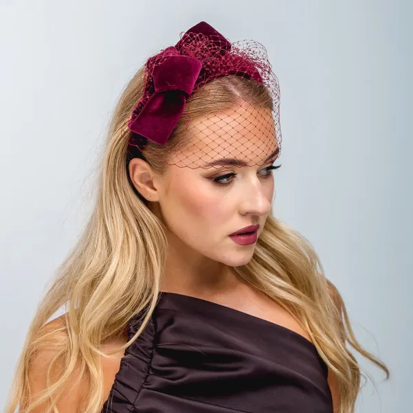 Opaska aksamitna, bordowa z woalką i z kokardą.