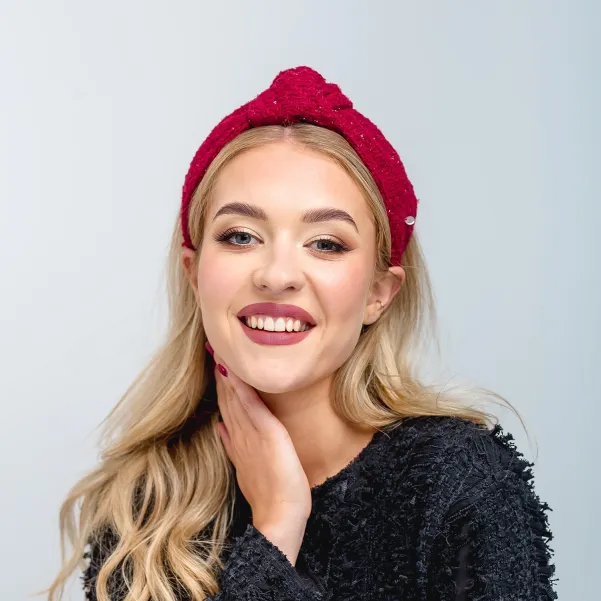 Wiśniowa błyszcząca opaska tweedowa z supłem.