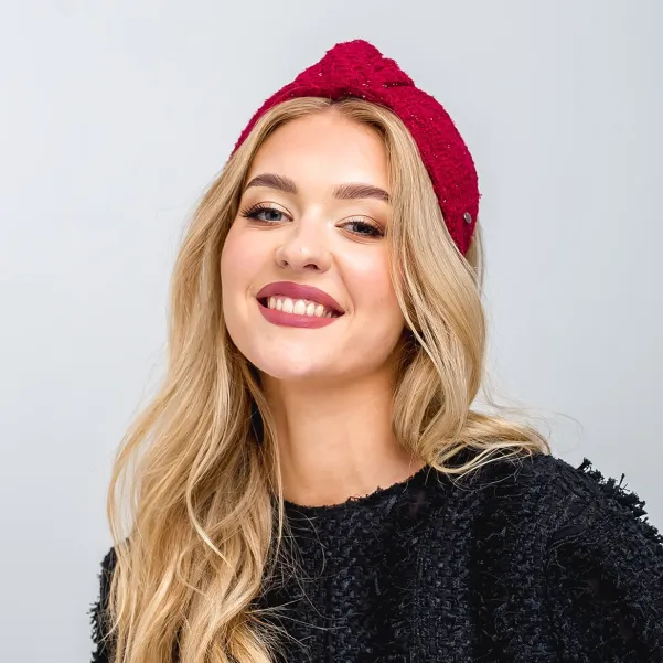 Wiśniowa błyszcząca opaska tweedowa z supłem.