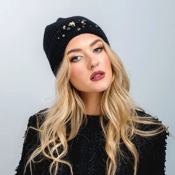 Czarna wełniana czapka z kryształkami i gwiazdkami.