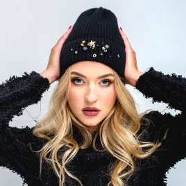 Czarna wełniana czapka z kryształkami i gwiazdkami.