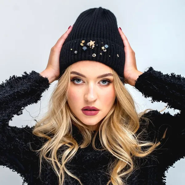 Czarna wełniana czapka z kryształkami i gwiazdkami.