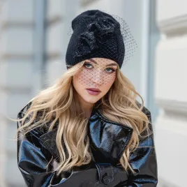 Czapka premium z woalką i tweedowa ozdobą.