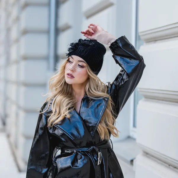 Czapka premium z woalką i tweedowa ozdobą.