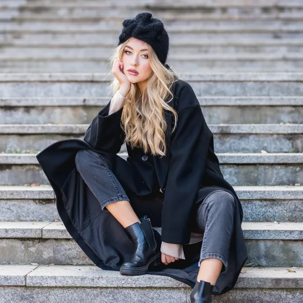 Szeroka, wełniana opaska damska na głowę elegancka zdobiona. Szeroka, wełniana opaska damska na głowę elegancka zdobiona.