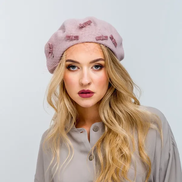 Beret wełniany z kokardkami i woalką brudny róż.