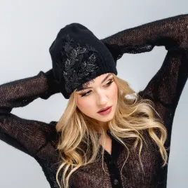 Czarna czapka zimowa z koronką i błyskiem.