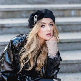 Jakościowy czarny beret z kryształkami i kokardą.