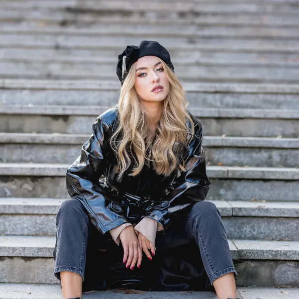 Jakościowy czarny beret z kryształkami i kokardą.