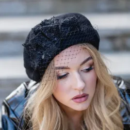 Czarny beret damski z woalką i ozdobą z tweedu.