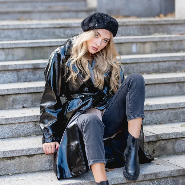 Czarny beret damski z woalką i ozdobą z tweedu.