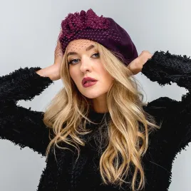 Beret wełniany w kolorze ciemnego bordo z tweedem i woalką.