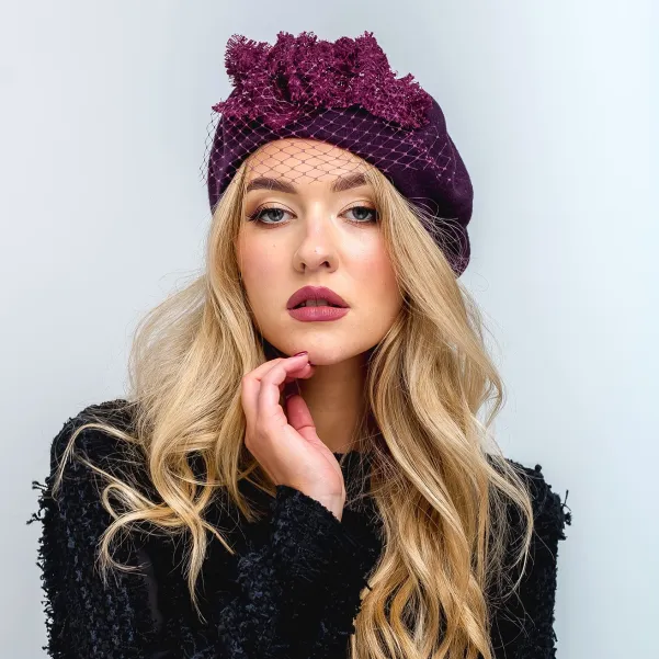 Beret wełniany w kolorze ciemnego bordo z tweedem i woalką.