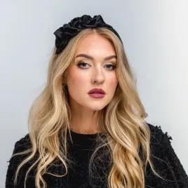 Czarna elegancka satynowa opaska damska.