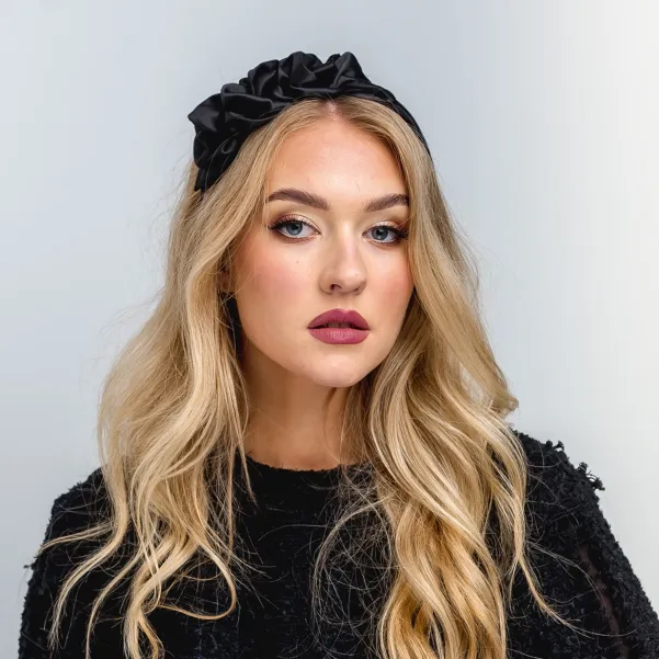 Czarna elegancka satynowa opaska damska.