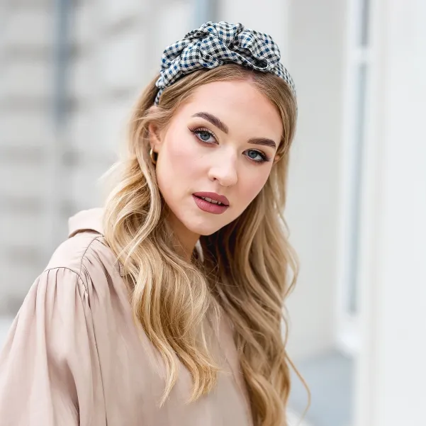 Opaska na co dzień w beżowo-granatową kratkę.