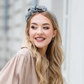 Opaska na co dzień w beżowo-granatową kratkę.