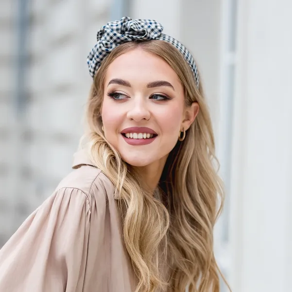 Opaska na co dzień w beżowo-granatową kratkę.