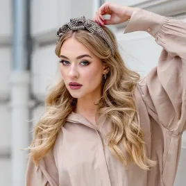 Twarzowa opaska w beżową pepitkę z ozdobą.