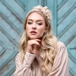 Ozdobna opaska do włosów kremowa lekko błyszcząca.