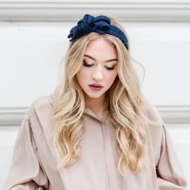 Granatowa opaska w jodełkę z wełnianej tkaniny.