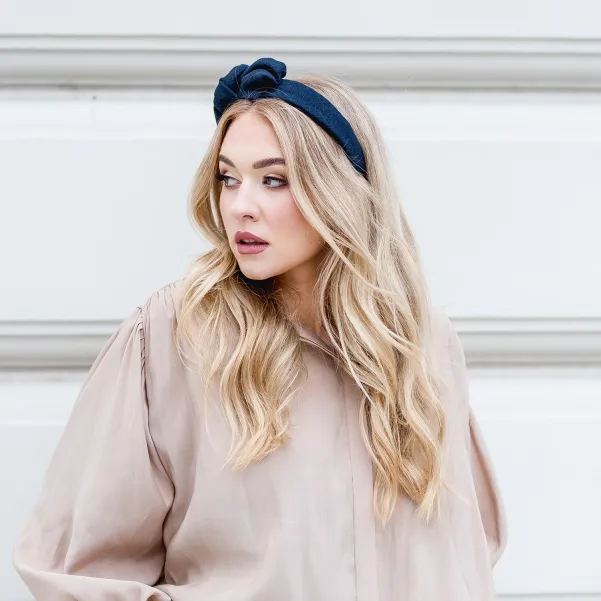 Granatowa opaska w jodełkę z wełnianej tkaniny. Granatowa opaska w jodełkę z wełnianej tkaniny.