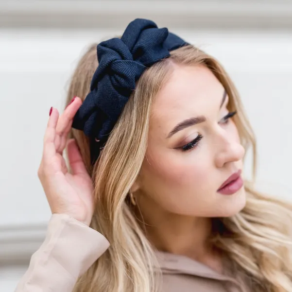 Granatowa opaska w jodełkę z wełnianej tkaniny. Granatowa opaska w jodełkę z wełnianej tkaniny.