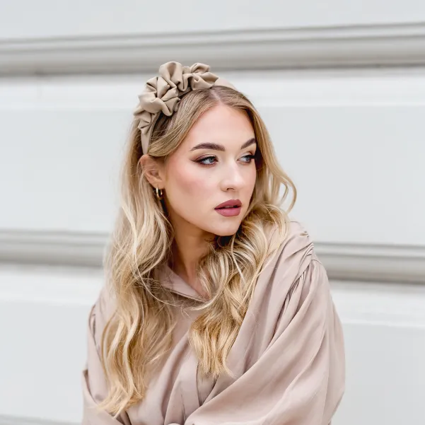 Beżowa sztywna opaska handmade ze zdobieniem. Beżowa sztywna opaska handmade ze zdobieniem.