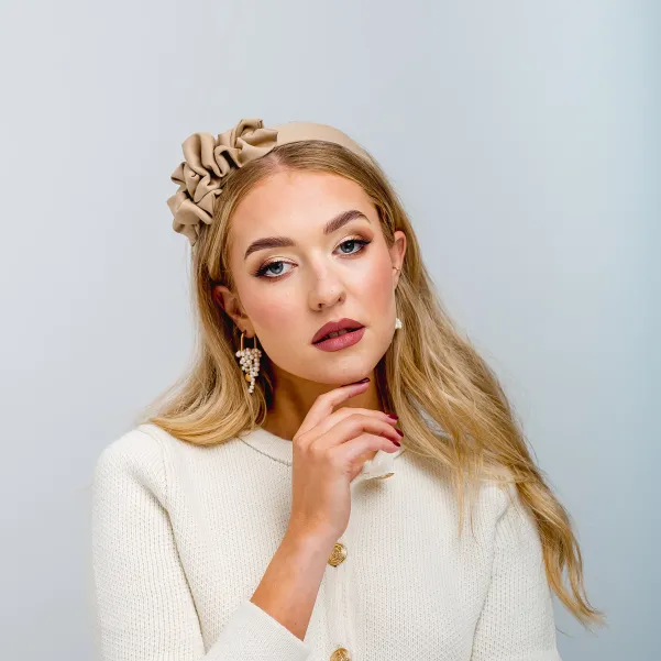 Beżowa sztywna opaska handmade ze zdobieniem. Beżowa sztywna opaska handmade ze zdobieniem.