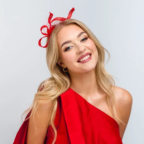 Delikatna czerwona ozdoba do włosów.