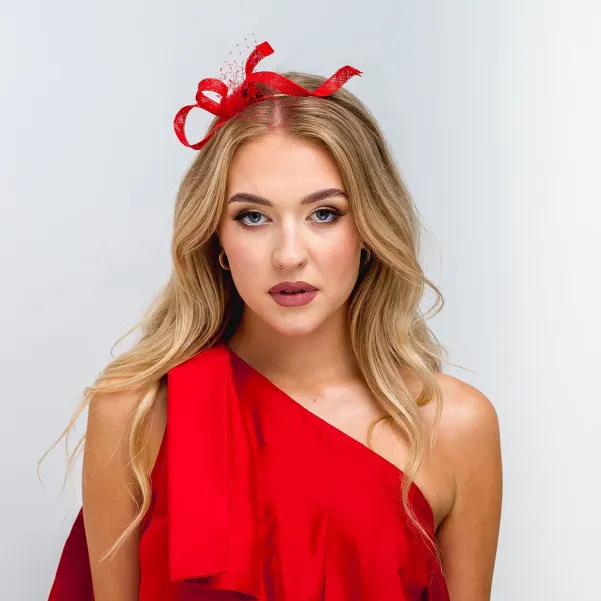 Delikatna czerwona ozdoba do włosów.