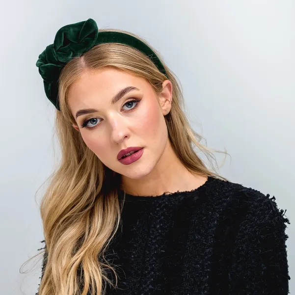 Gruba zielona aksamitna opaska z kokardą.