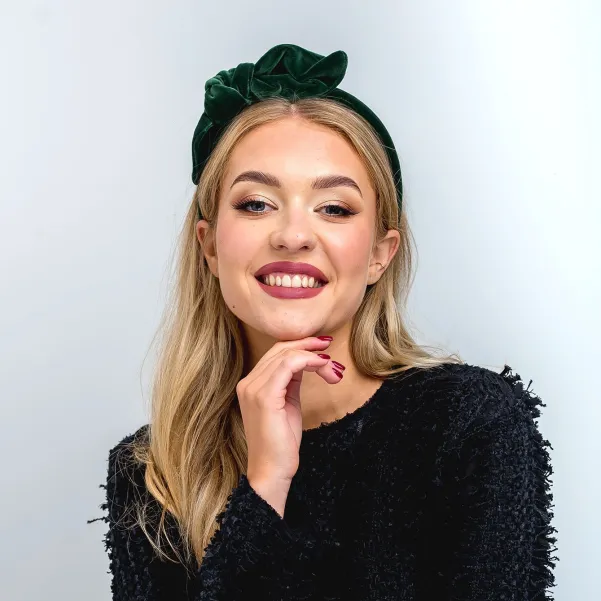 Gruba zielona aksamitna opaska z kokardą.