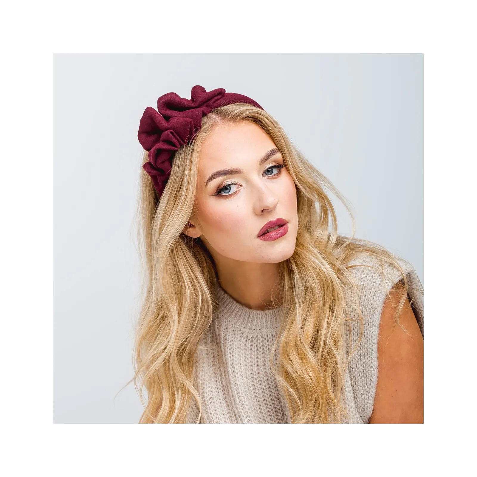 Gruba ozdobna opaska do włosów bordowa.