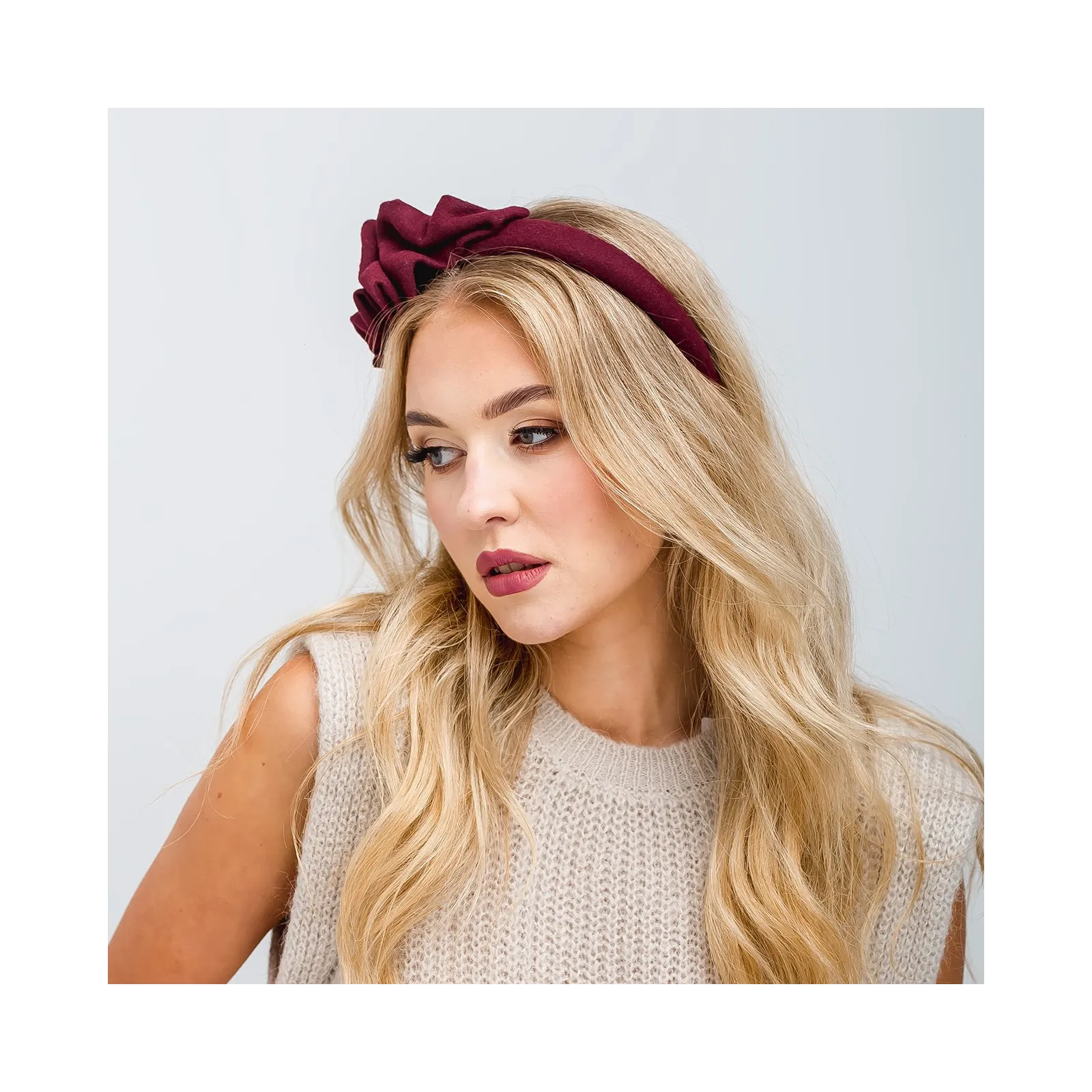 Gruba ozdobna opaska do włosów bordowa.