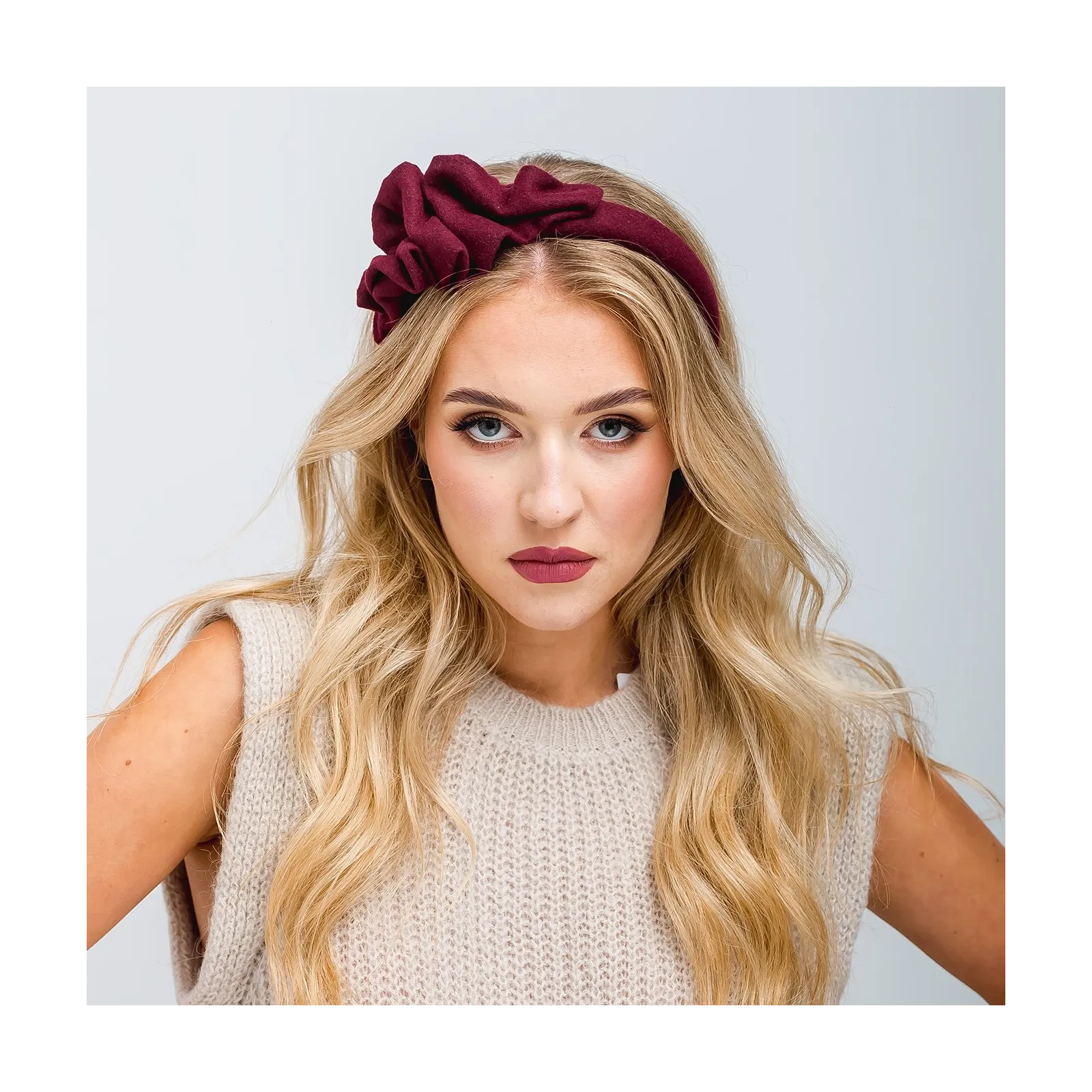 Gruba ozdobna opaska do włosów bordowa.