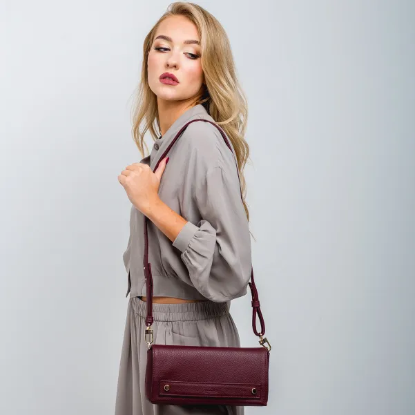 Uniwersalna bordowa skórzana torebka.