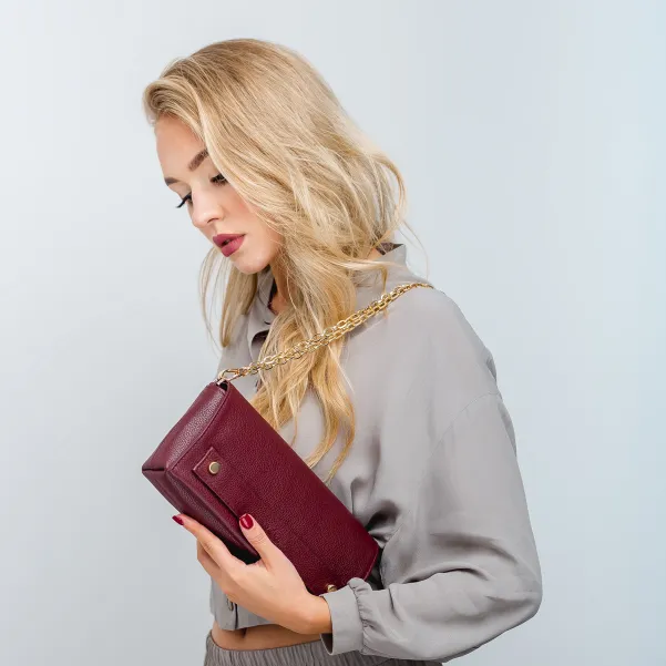 Uniwersalna bordowa skórzana torebka.