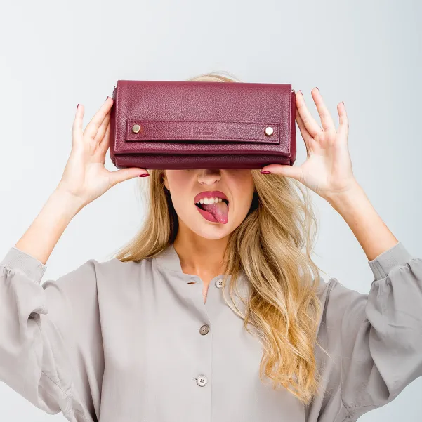 Uniwersalna bordowa skórzana torebka.