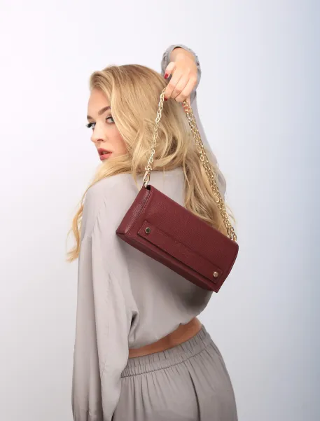 Uniwersalna bordowa skórzana torebka.
