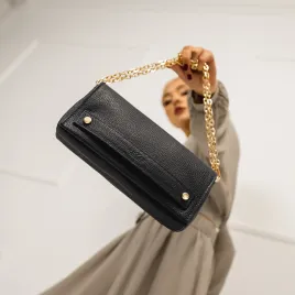 Wielofunkcyjna granatowa torebka damska ze skóry.