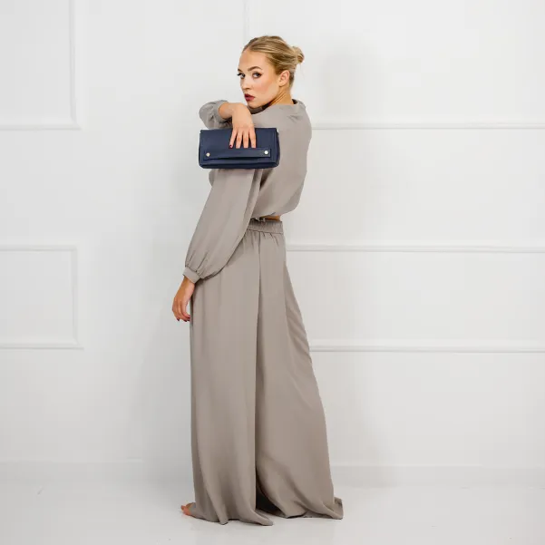 Wielofunkcyjna granatowa torebka damska ze skóry.