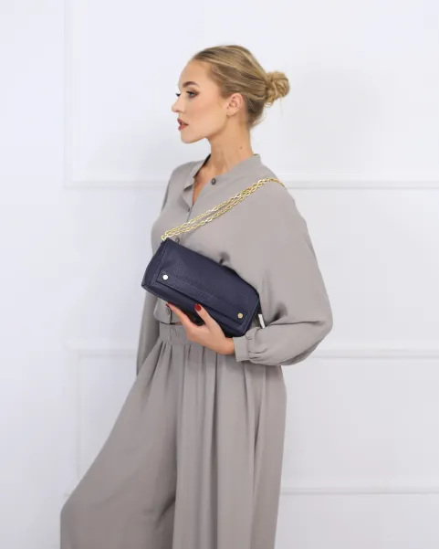 Wielofunkcyjna granatowa torebka damska ze skóry.