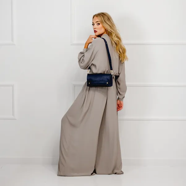 Wielofunkcyjna granatowa torebka damska ze skóry.