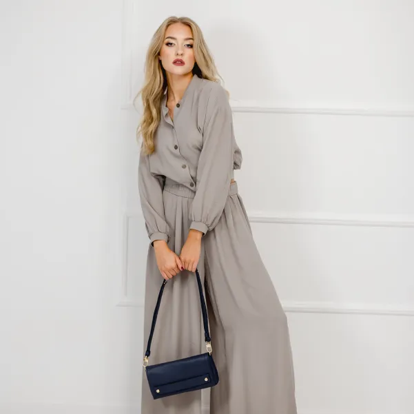 Wielofunkcyjna granatowa torebka damska ze skóry.