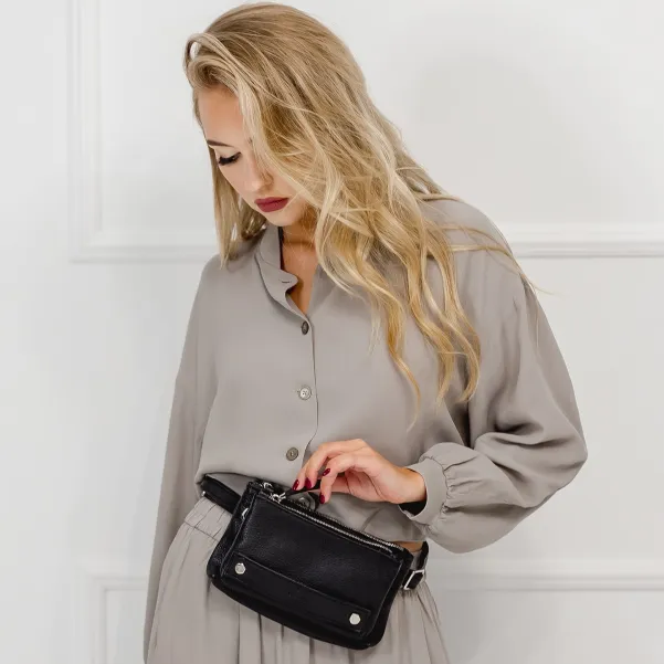 Mała wielofunkcyjna skórzana torebka w czarnym kolorze.