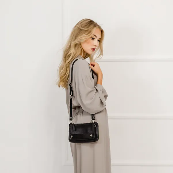 Mała wielofunkcyjna skórzana torebka w czarnym kolorze.