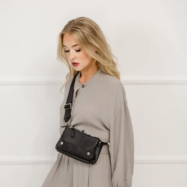 Mała wielofunkcyjna skórzana torebka w czarnym kolorze.