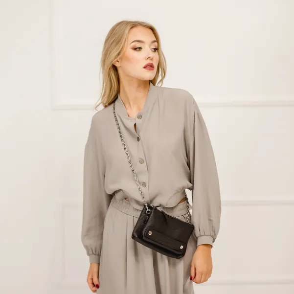 Mała wielofunkcyjna skórzana torebka w czarnym kolorze.